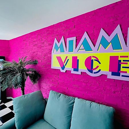 Capsule Miami Vice - Jacuzzi - Billard - Ecran Cinema & Netflix - Ping-Pong - Nintendo & Jeux- Liévin Buitenkant foto