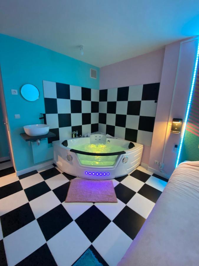 Capsule Miami Vice - Jacuzzi - Billard - Ecran Cinema & Netflix - Ping-Pong - Nintendo & Jeux- Liévin Buitenkant foto