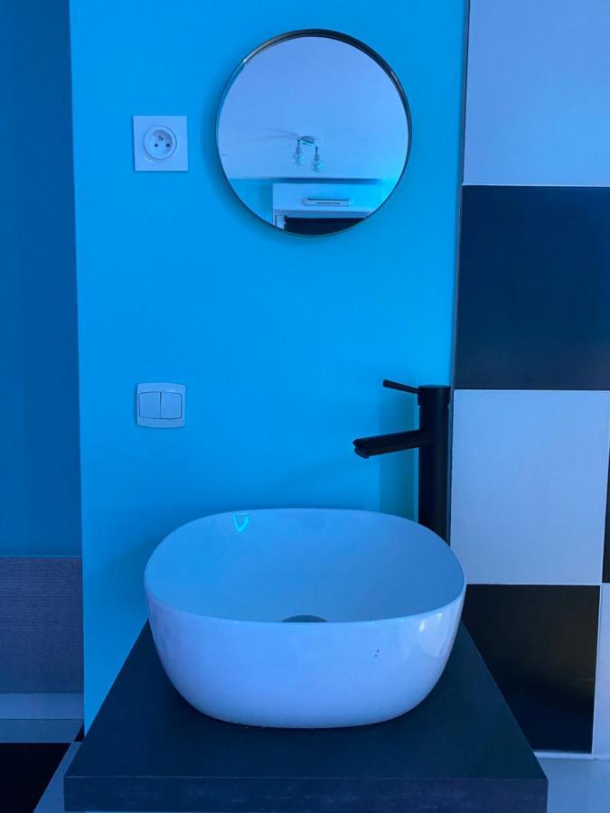 Capsule Miami Vice - Jacuzzi - Billard - Ecran Cinema & Netflix - Ping-Pong - Nintendo & Jeux- Liévin Buitenkant foto
