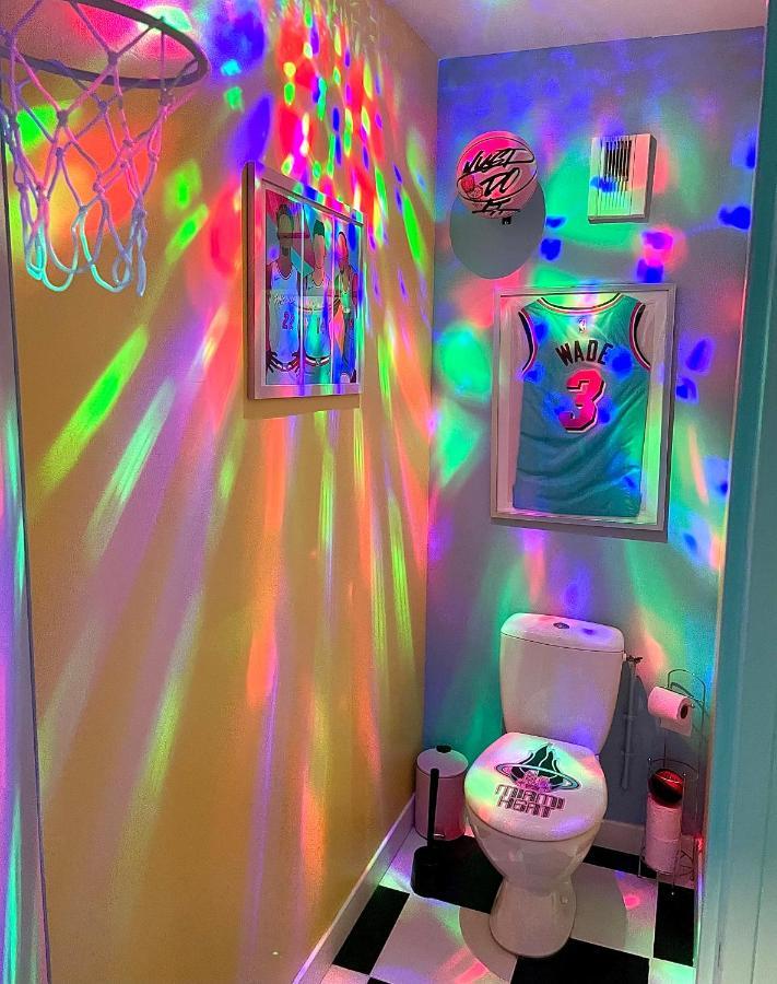 Capsule Miami Vice - Jacuzzi - Billard - Ecran Cinema & Netflix - Ping-Pong - Nintendo & Jeux- Liévin Buitenkant foto