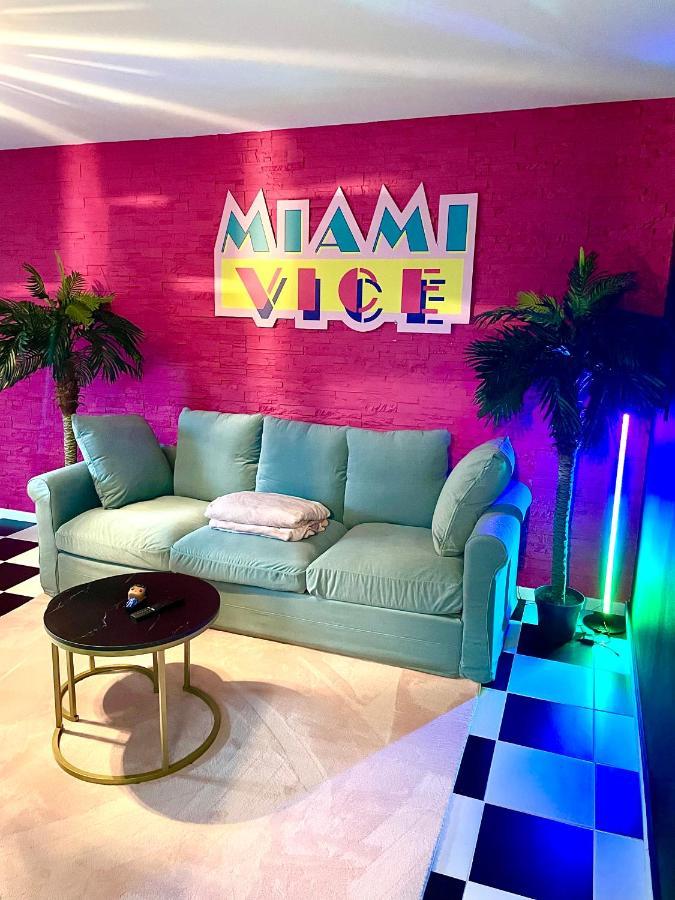 Capsule Miami Vice - Jacuzzi - Billard - Ecran Cinema & Netflix - Ping-Pong - Nintendo & Jeux- Liévin Buitenkant foto