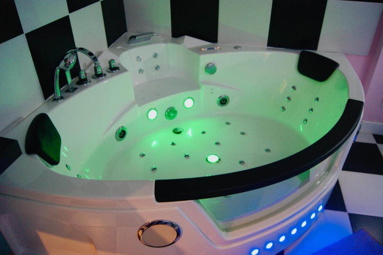Capsule Miami Vice - Jacuzzi - Billard - Ecran Cinema & Netflix - Ping-Pong - Nintendo & Jeux- Liévin Buitenkant foto