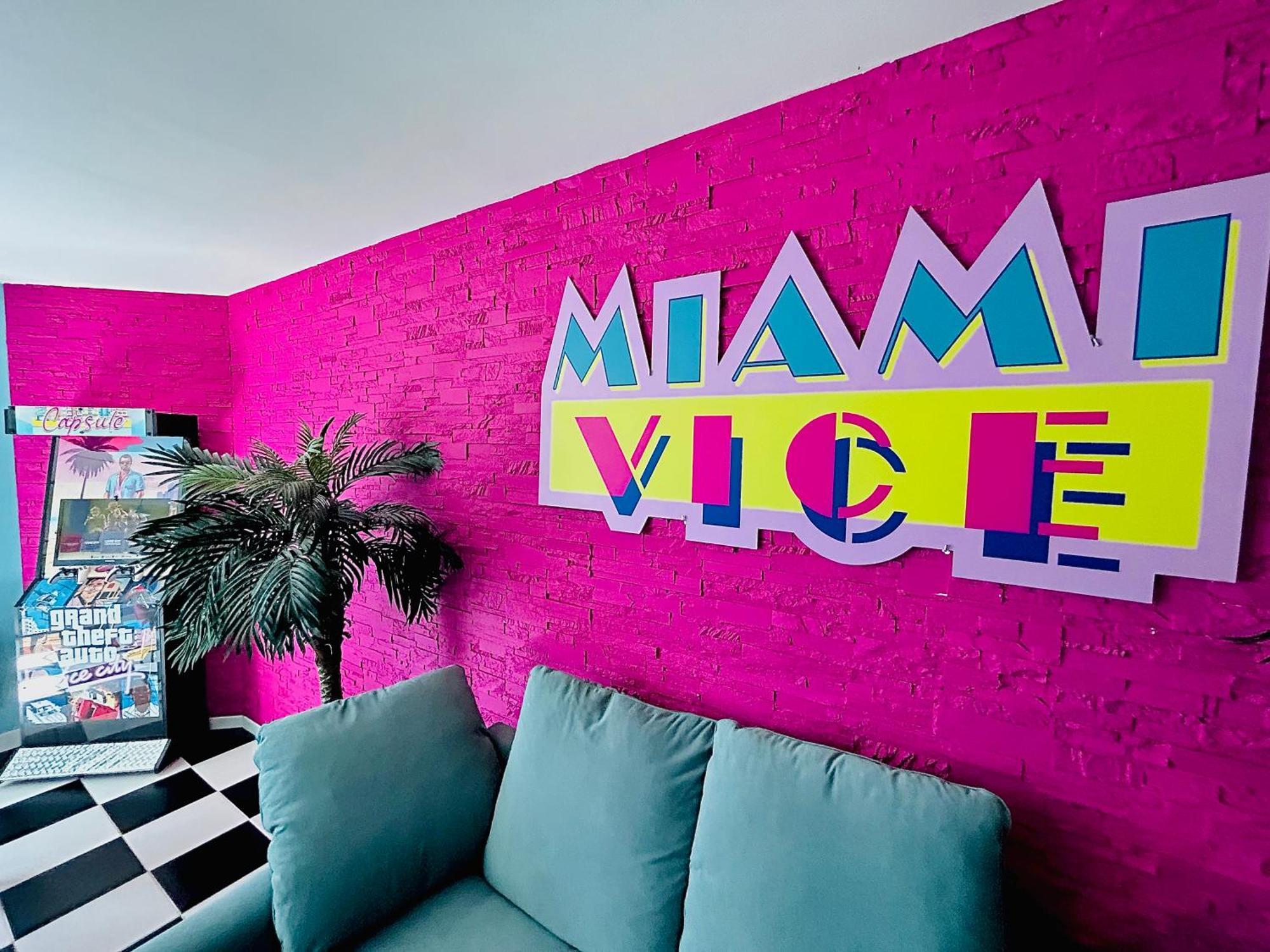 Capsule Miami Vice - Jacuzzi - Billard - Ecran Cinema & Netflix - Ping-Pong - Nintendo & Jeux- Liévin Buitenkant foto