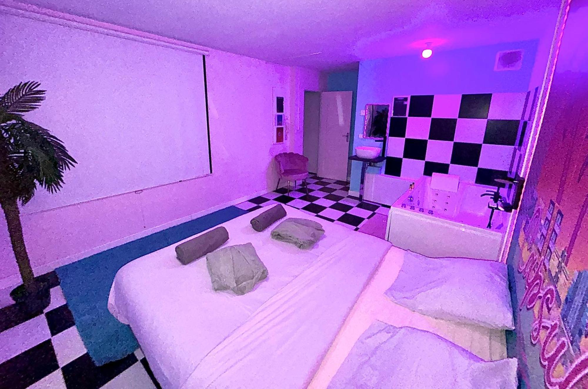 Capsule Miami Vice - Jacuzzi - Billard - Ecran Cinema & Netflix - Ping-Pong - Nintendo & Jeux- Liévin Buitenkant foto